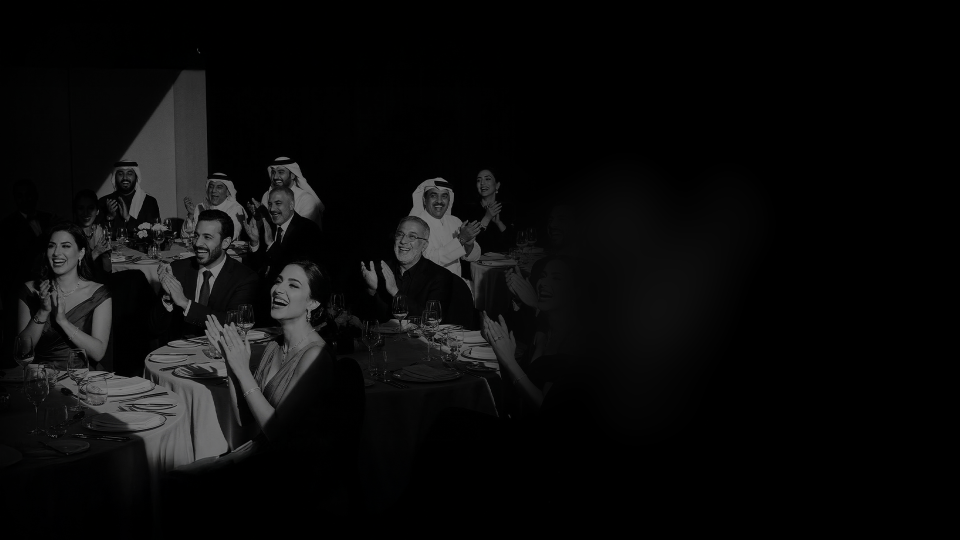 Public à Riyad applaudissant lors d'un salon privé.